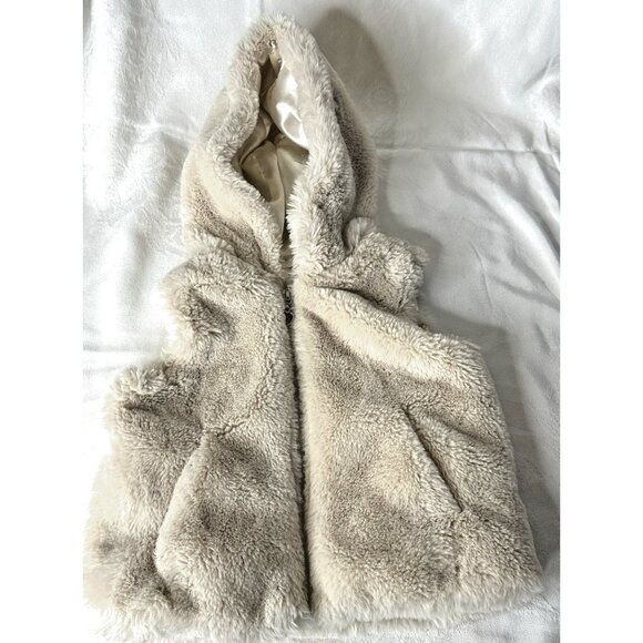 Urban Republic Other - Urban Republic Girls 24M Furry Vest w/ Hood Zipper Heart Charm Pockets Cream